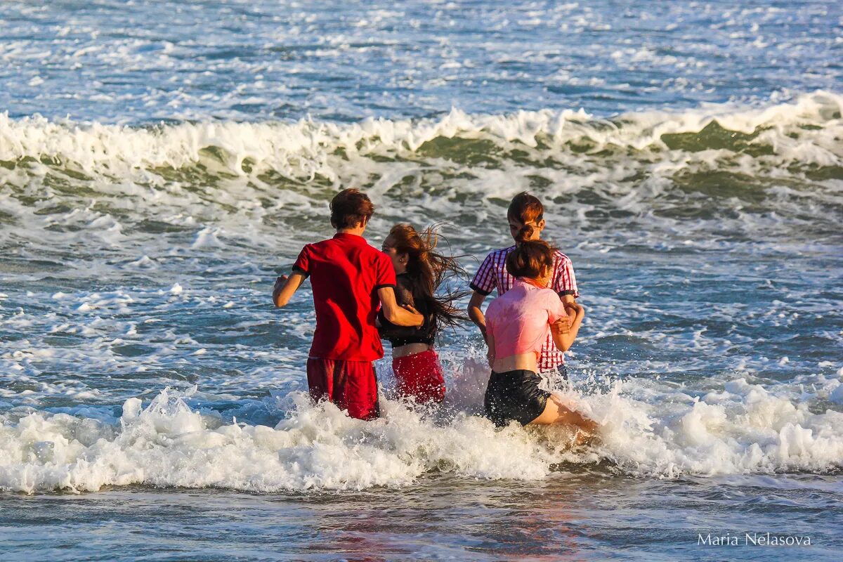 Человек плавает в воде. Плыву на себе красотища. Купаться в реке во сне. Сон купаться в одежде. Сон купаться в теплой воде.