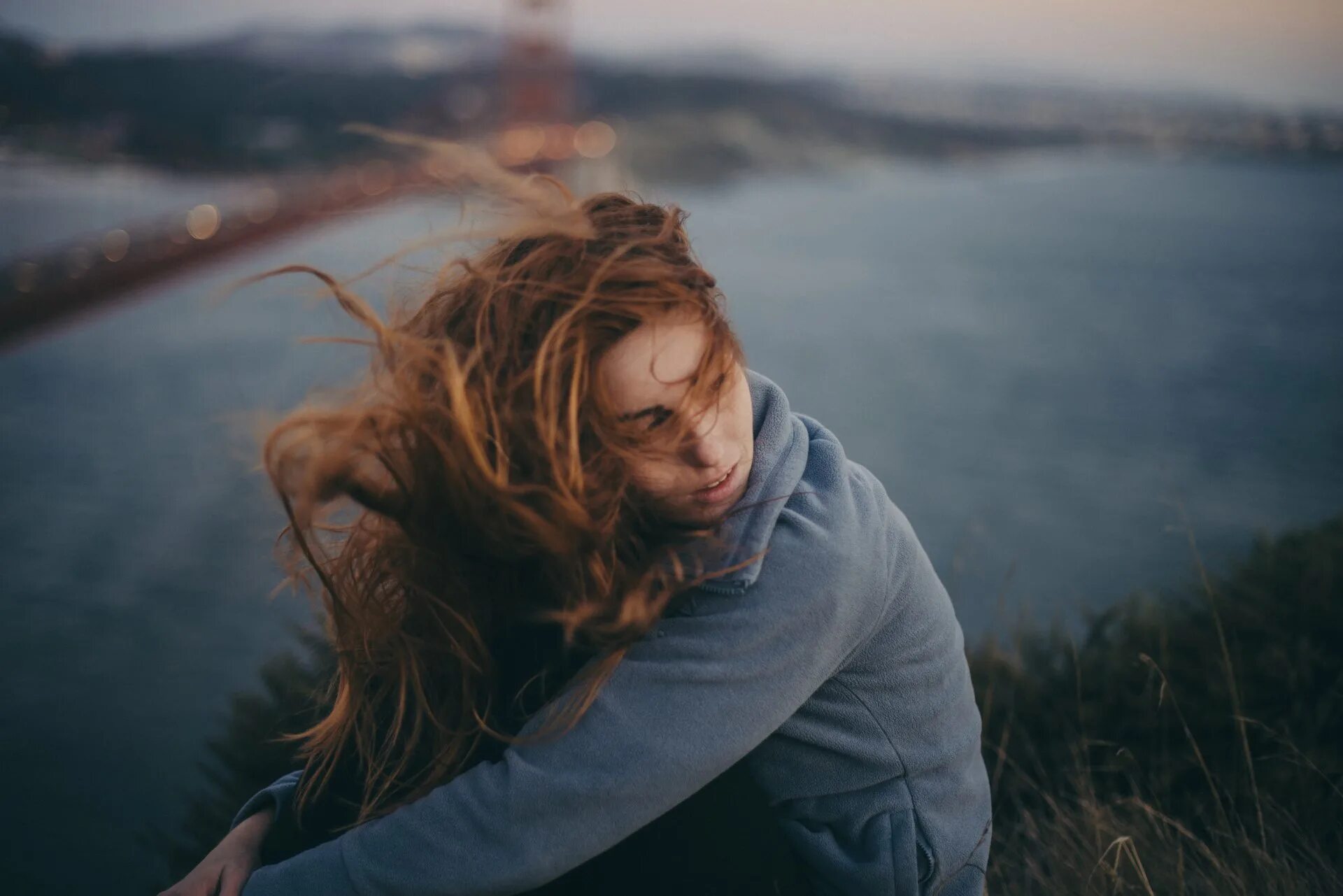 развивающиеся волосы. продрогнул на ветру. девочка - ветер. развивается на ветру. короткие волосы на ветру.