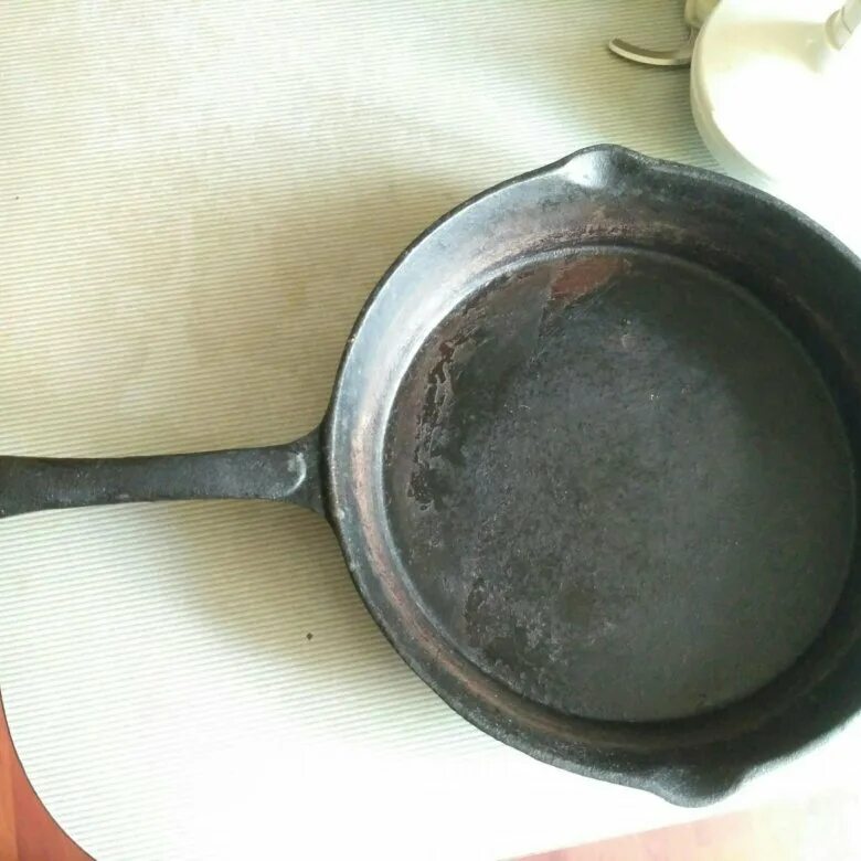 Чугунная сковорода клеймо ЛТЗ. Сковорода чугунная зик-40 клеймо ж. Обработка железных сковородок. Проколоть чугун это.