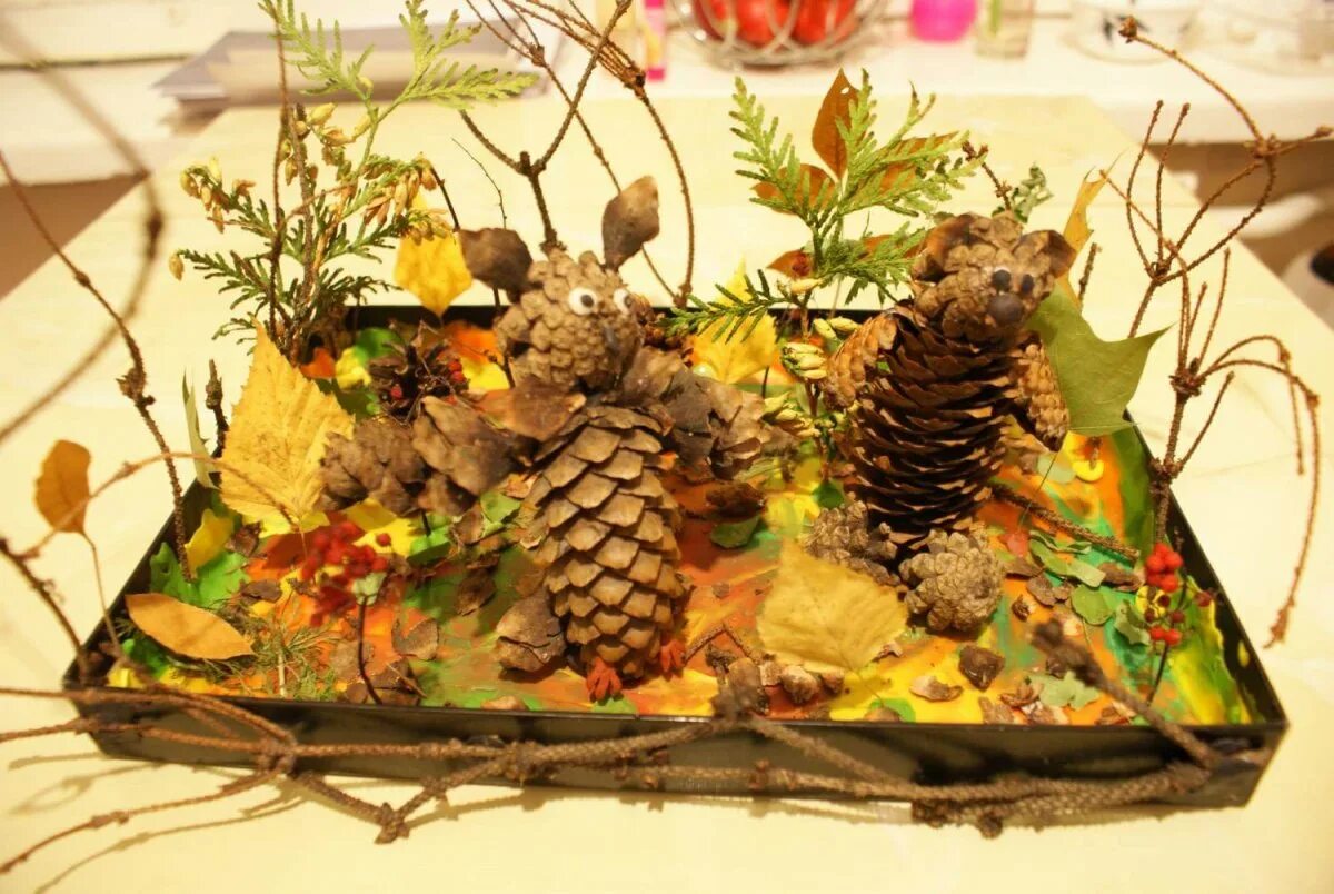 Какую поделку в сад. Осенние поделки в школу. Поделка в садик осень. Поделки из природных материалов. Осенние поделки в детский сад.