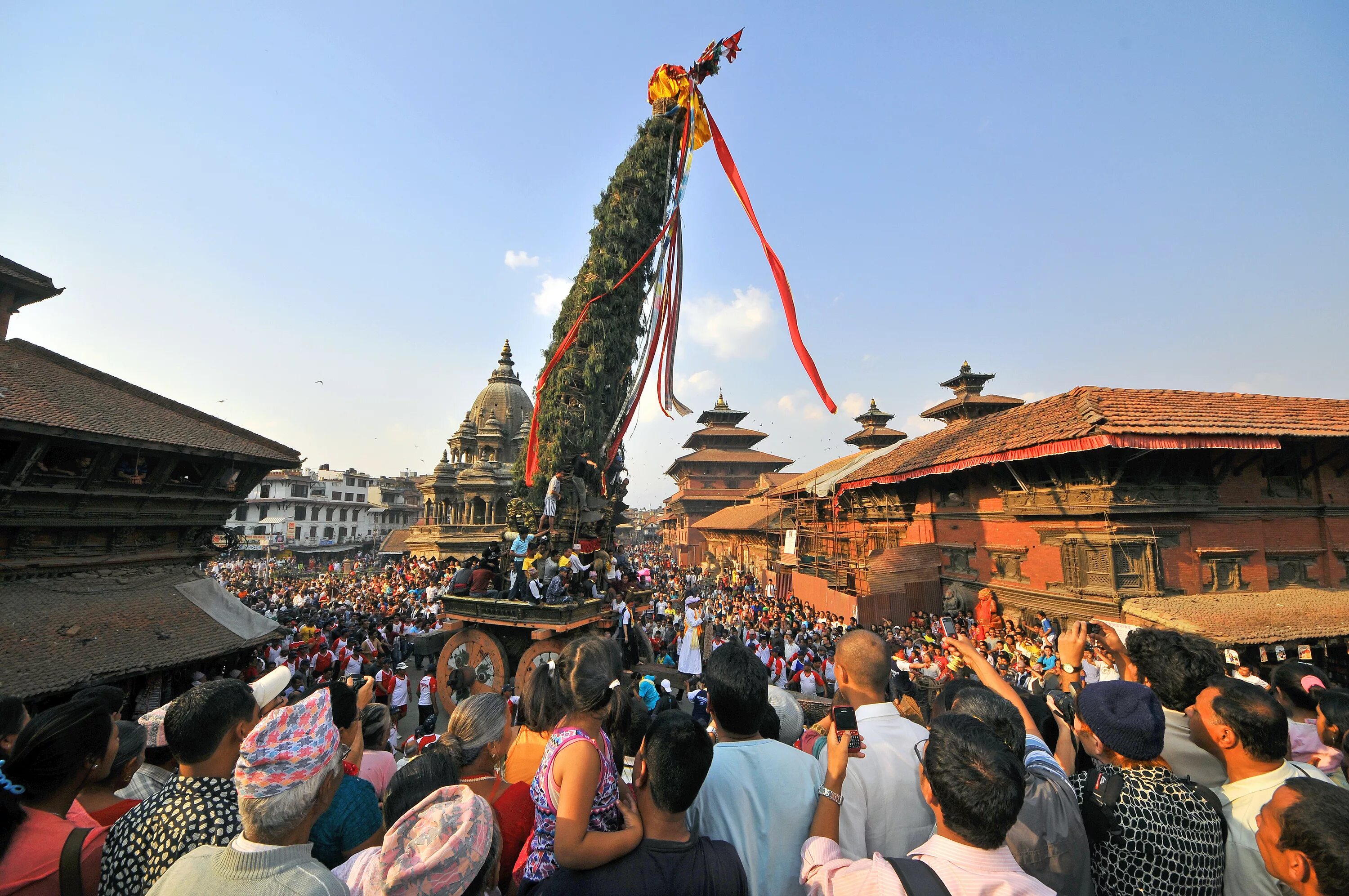 Бискет джатра. Бхактапур непал фестиваль. фестиваль бискет джатра бхактапур. непал индра джатра.
