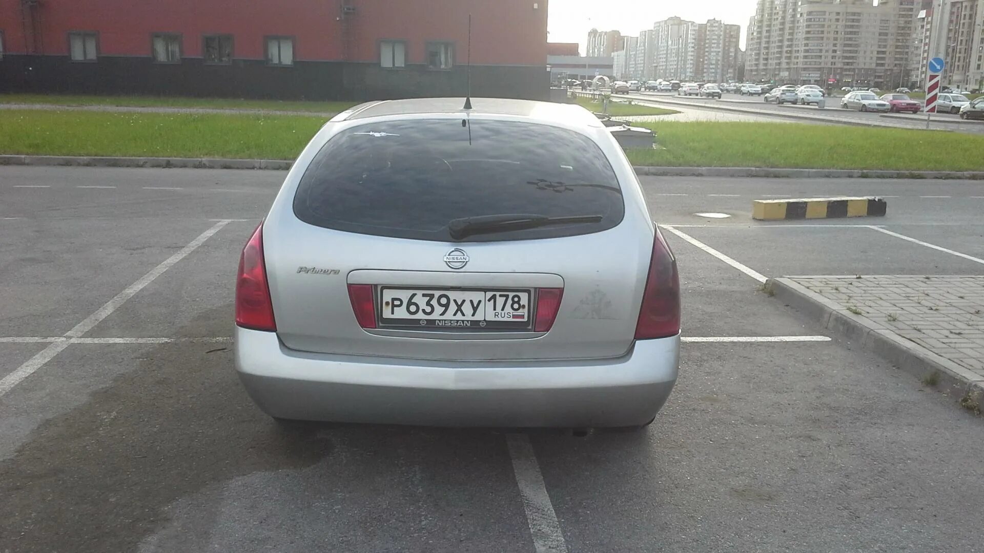 Задний фонарь р12. Ниссан примера p12 универсал. ниссан примера универсал вид сзади. козырек на заднее стекло ниссан примера р12. закрытие багажника примера п12 универсал.