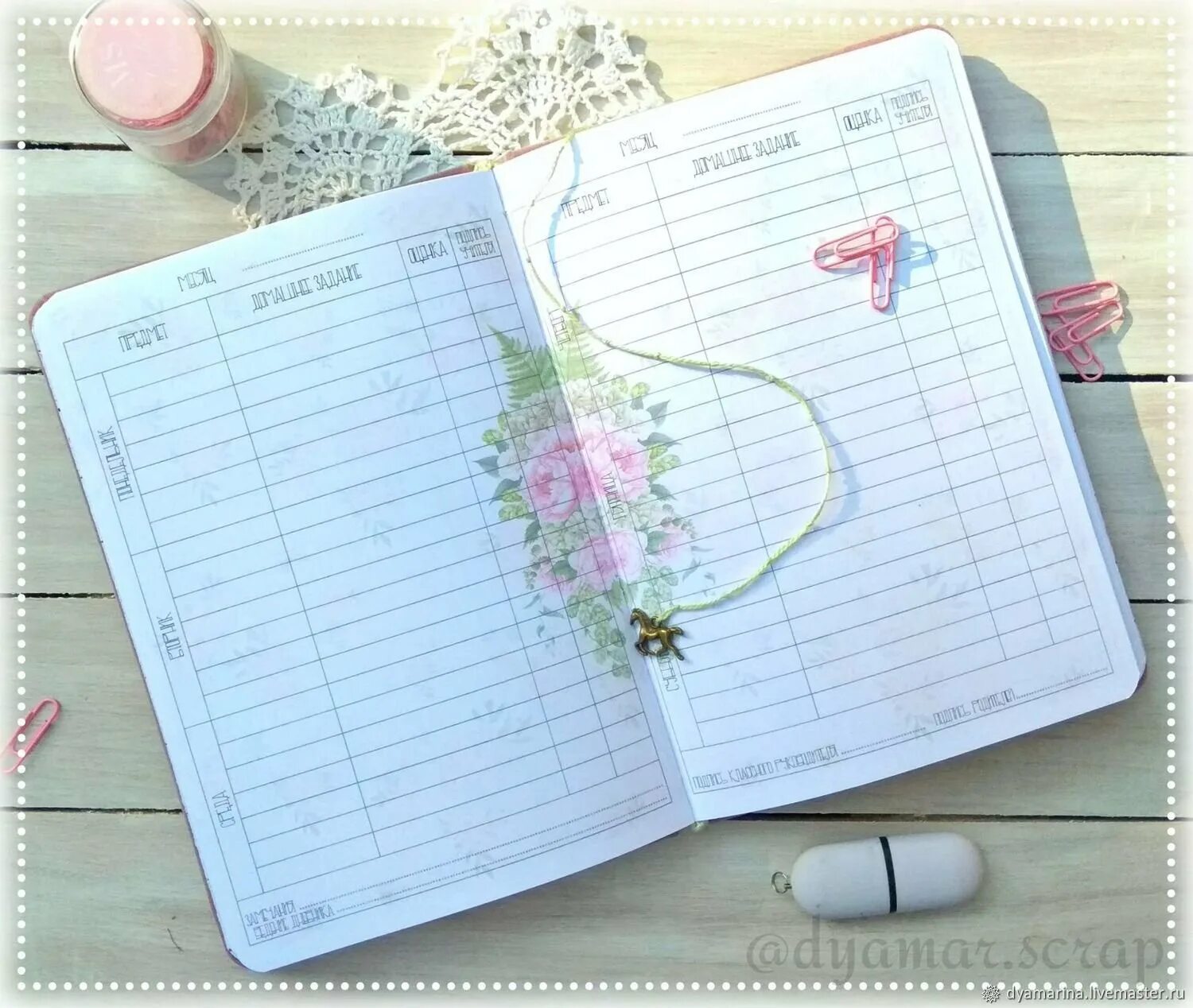 Дети заполняют дневник. Украшение дневника школьного. Украсить дневник школьный. Украшение дневника школьного внутри. Как оформить дневник школьный.