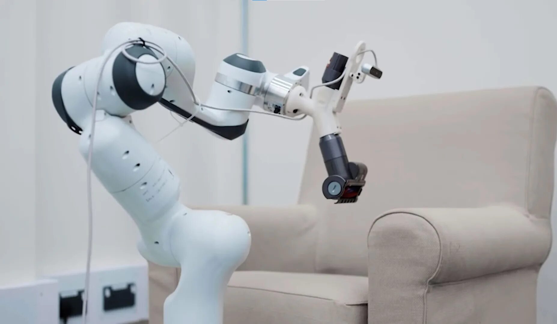 Роботы для уборки помещения и. Какая российская компания разрабатывает роботов уборщиков. Умные мусорные баки. Роботы-помощники. Роботы-помощники.