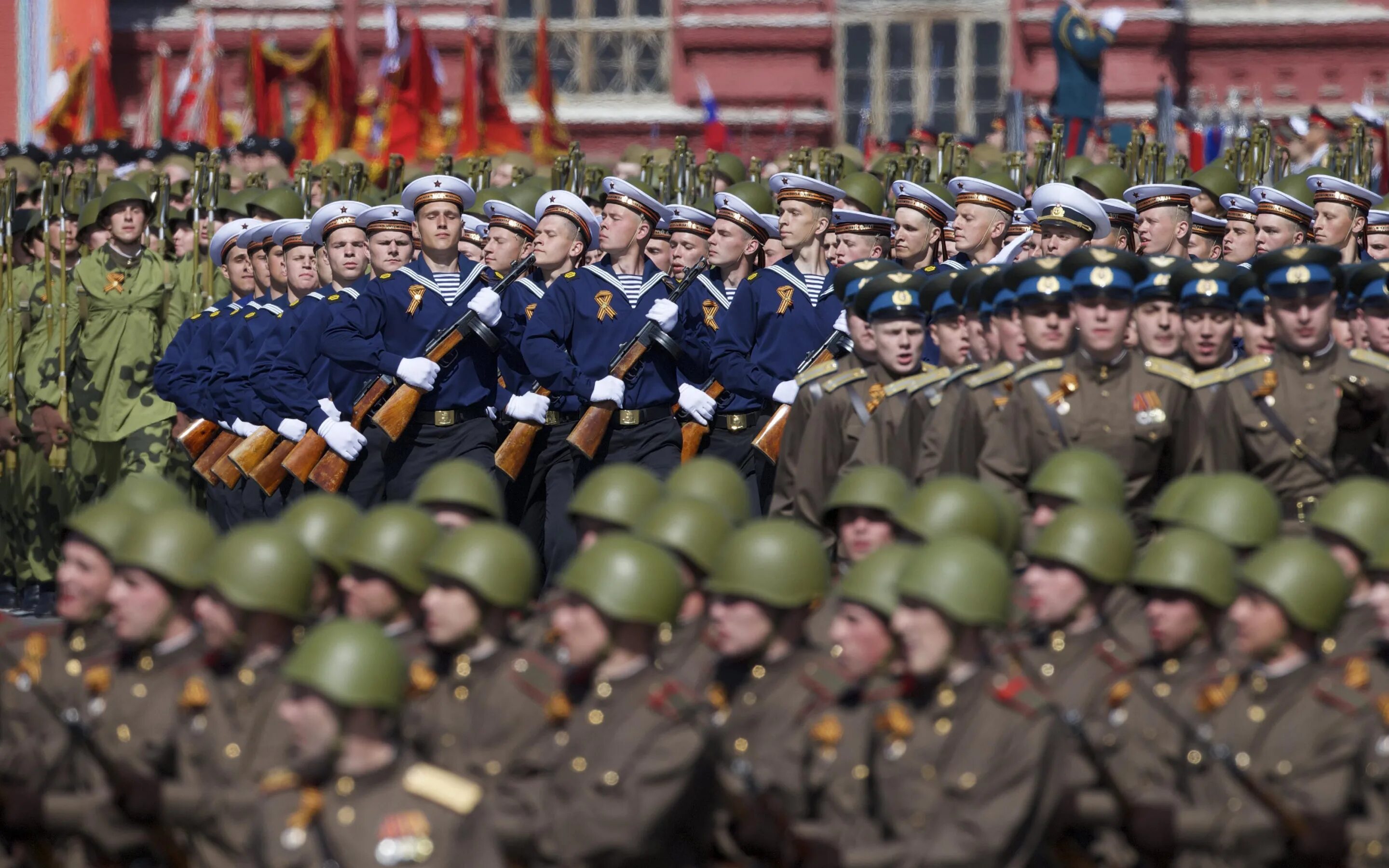 9 мая день победы солдаты. Военный парад. Солдаты на параде. Российский солдат на параде. Войска на параде.