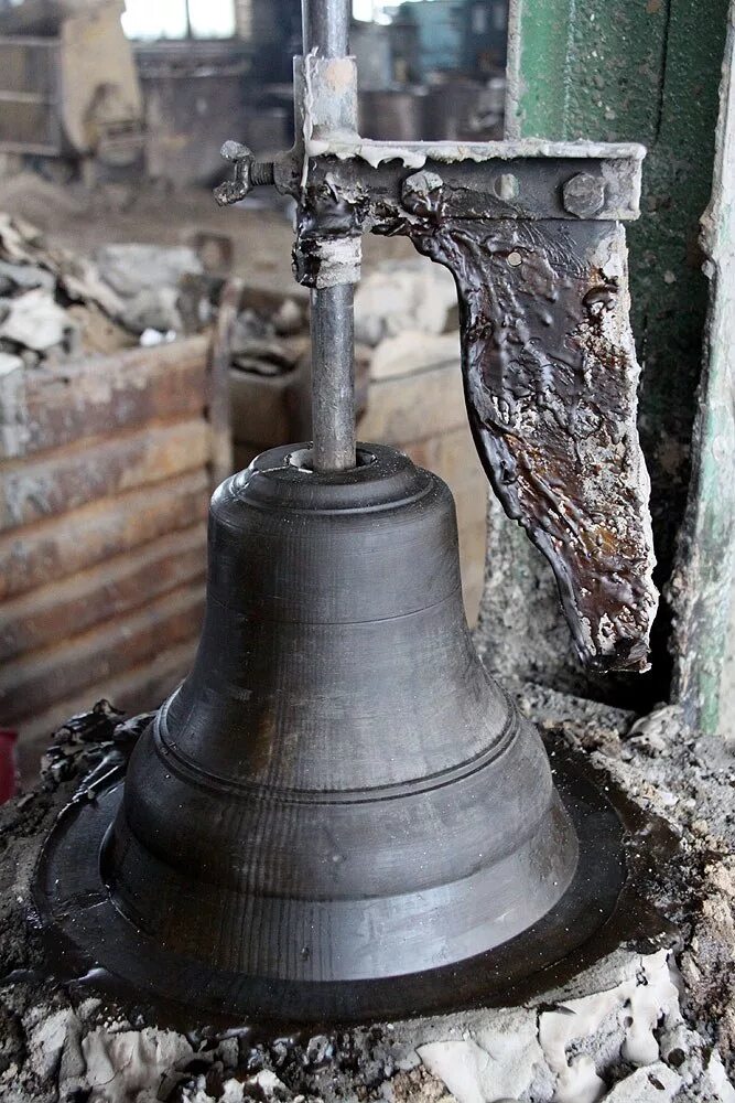 Отливка колоколов на руси 16 век. Колокола колокольного завода пятков и к. Отливка колоколов. Литье колоколов 16 век. Изготовление колокола из расплавленного металла 7.