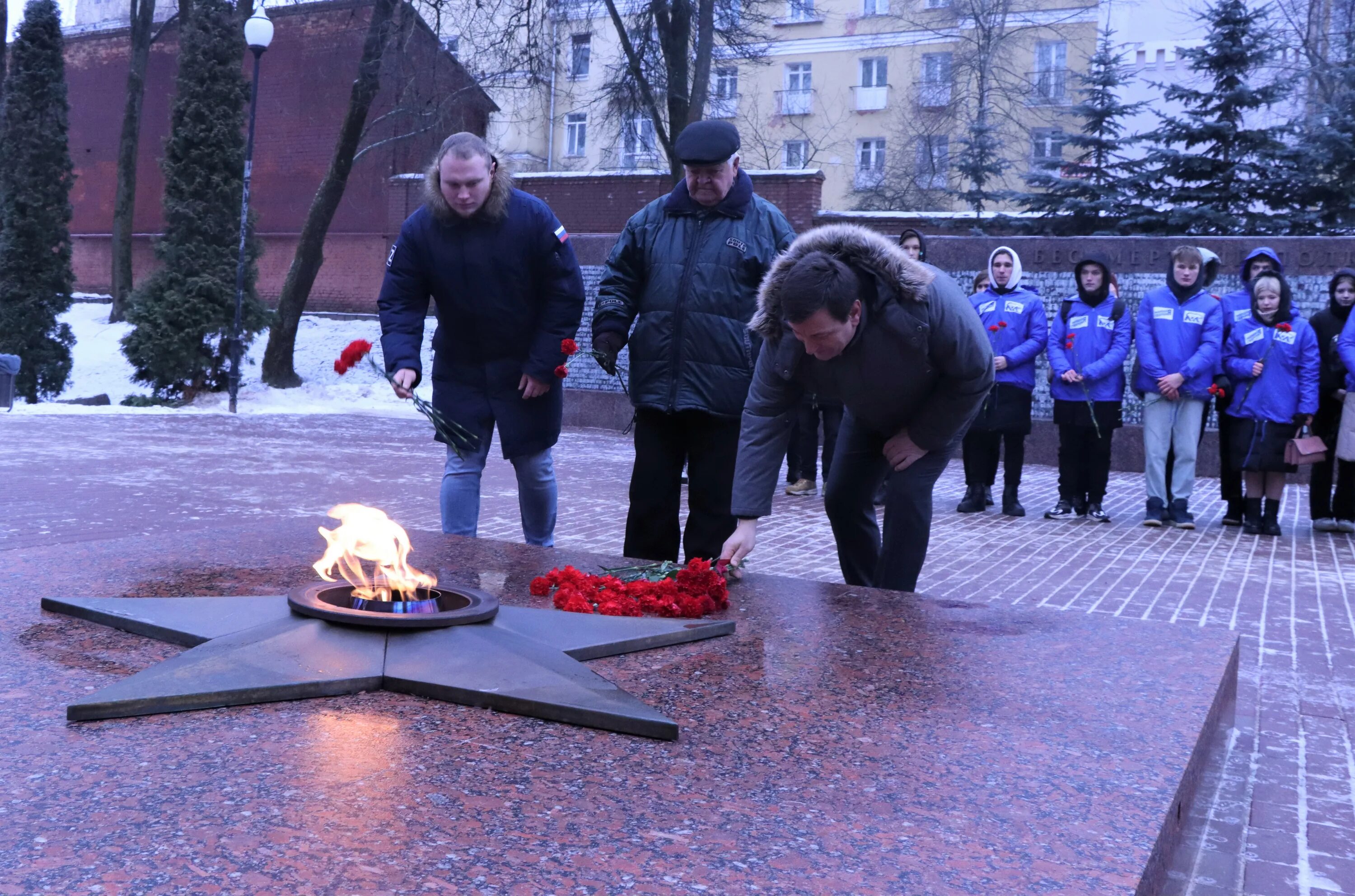 Защитники ленинграда подвиги. Возложение цветов к Вечному огню. Вечный огонь. Дети возлагают цветы к Вечному огню. Вечный огонь блокада Ленинграда.