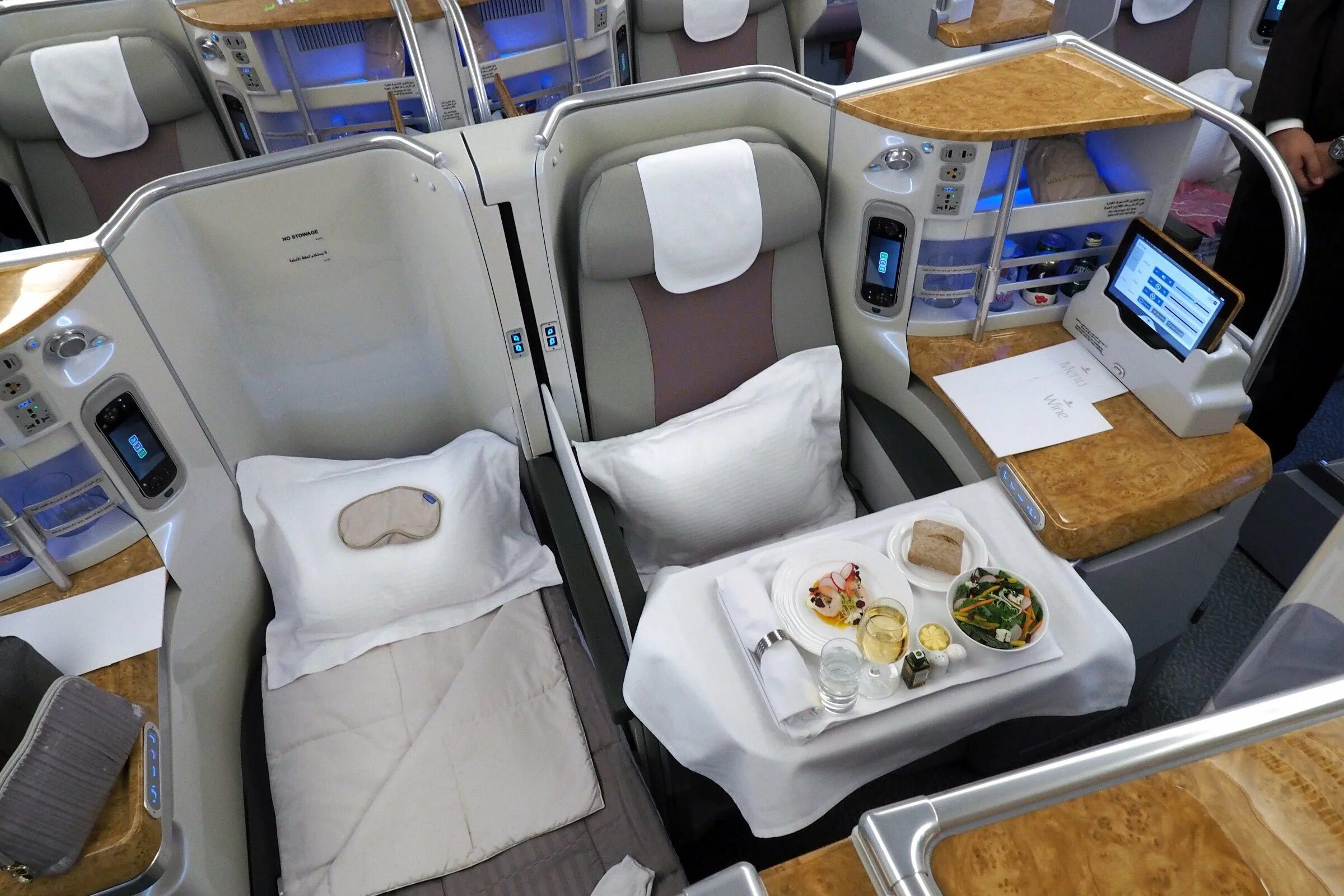 Купить бизнес аэрофлот. Emirates a380 economy class. Бизнес класс Аэрофлот а350. Премиальный экономический класс Эмирейтс. 1 Класс Аэрофлот.