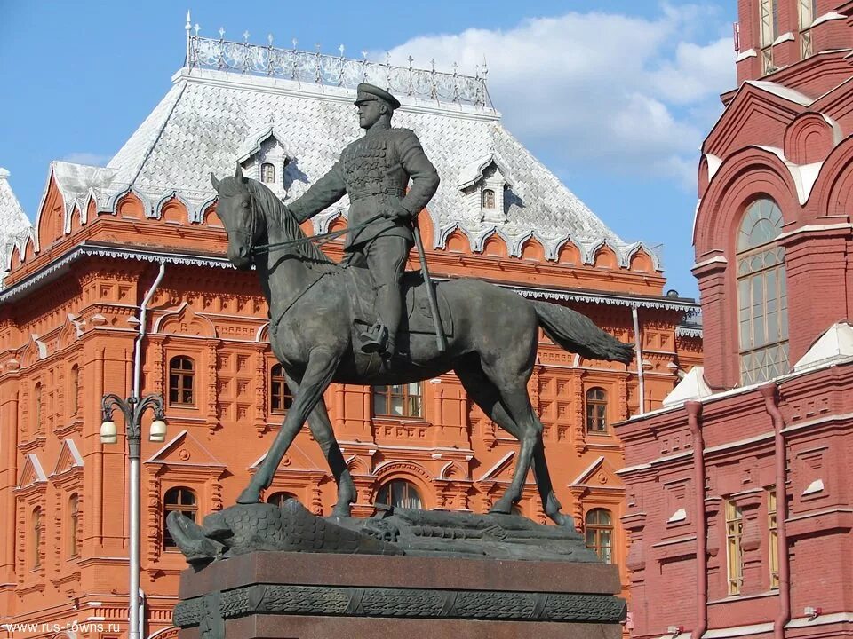 20 памятников москвы. Памятник Жукову в Москве на красной площади. Памятник маршалу Жукову. Памятник Жукову i Москва.