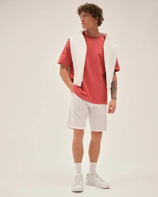 Серая футболка с принтом. Футболка qwentiny qw2102023. Qwentiny studio одежда. Qwentiny studio одежда. Qwentiny логотип.