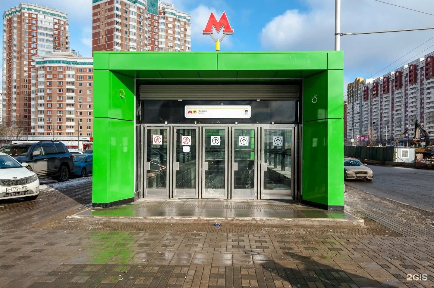 Станция метро раменки москва. Метро раменки выходы. Ломоносовский проспект выходы. Метро раменки вестибюль. Станция метро раменки.