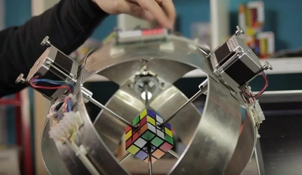 Робот собирает кубик. Робот собирает кубик. Робот сборщик кубика рубика. Gan робот собирающий кубик рубика. Робот собирает кубик.