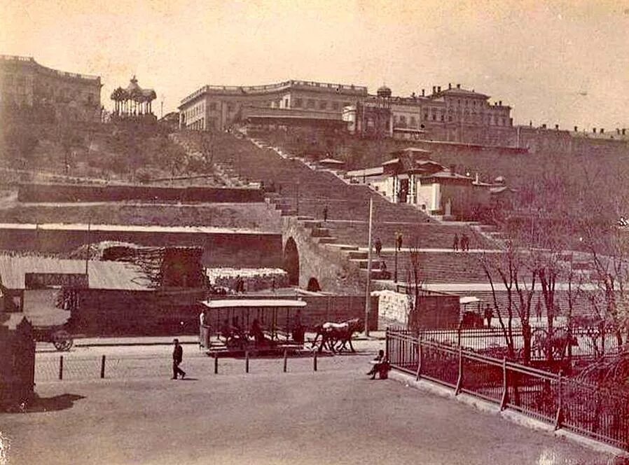 Потёмкинская лестница одесса. Николаевская (потемкинская ) лестница. Украина потемкинская лестница золотой жук. История создания одессы. Университет одесса фото 19 век.