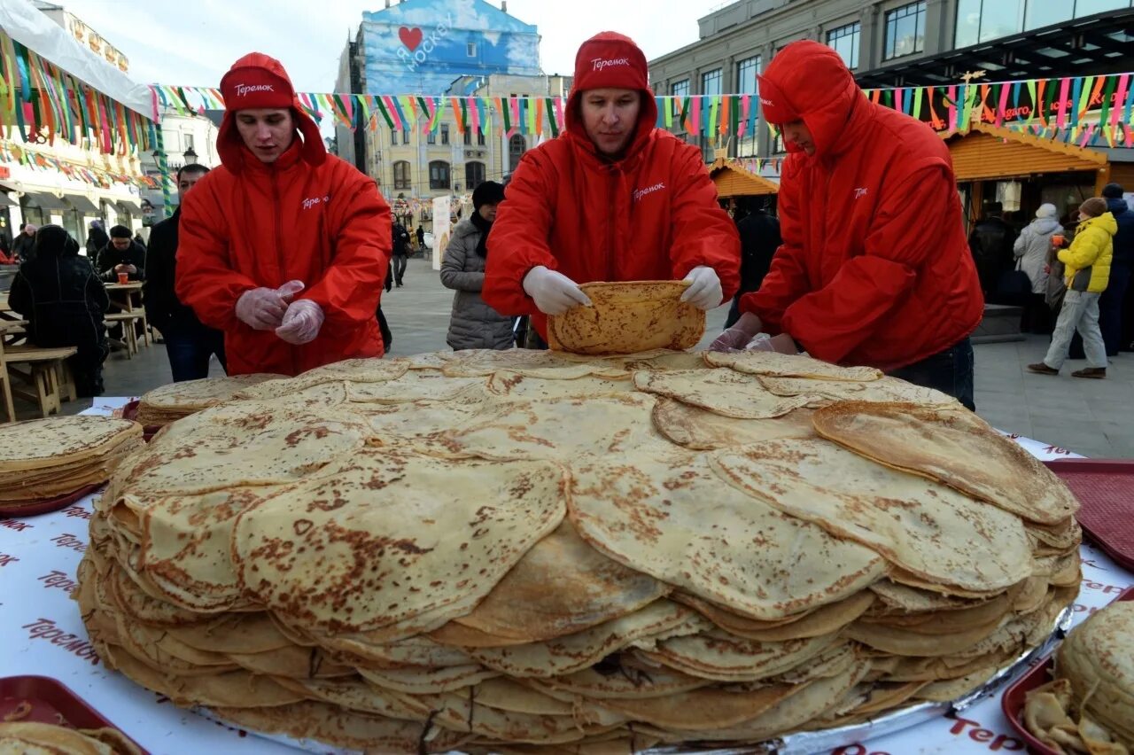 Едят ли на масленицу мясо. Масленица. Блины. Блинчики на Масленицу. Огромный блин на Масленицу. Необычные блины.