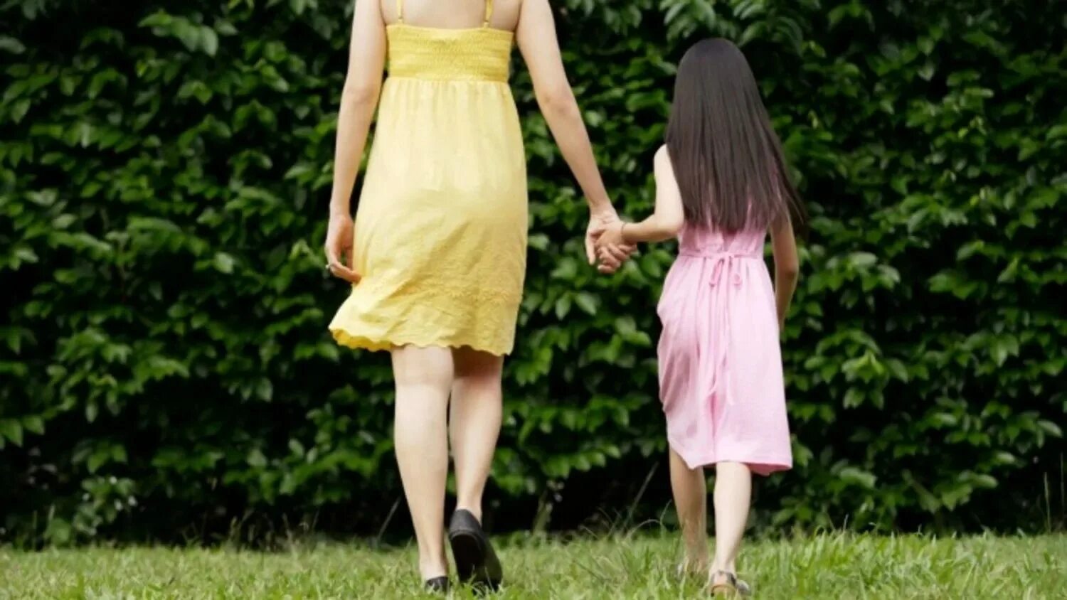 Aunt s daughter. Niece and aunt back view. Мама итальянка. Aunt s daughter. Aunt s daughter.