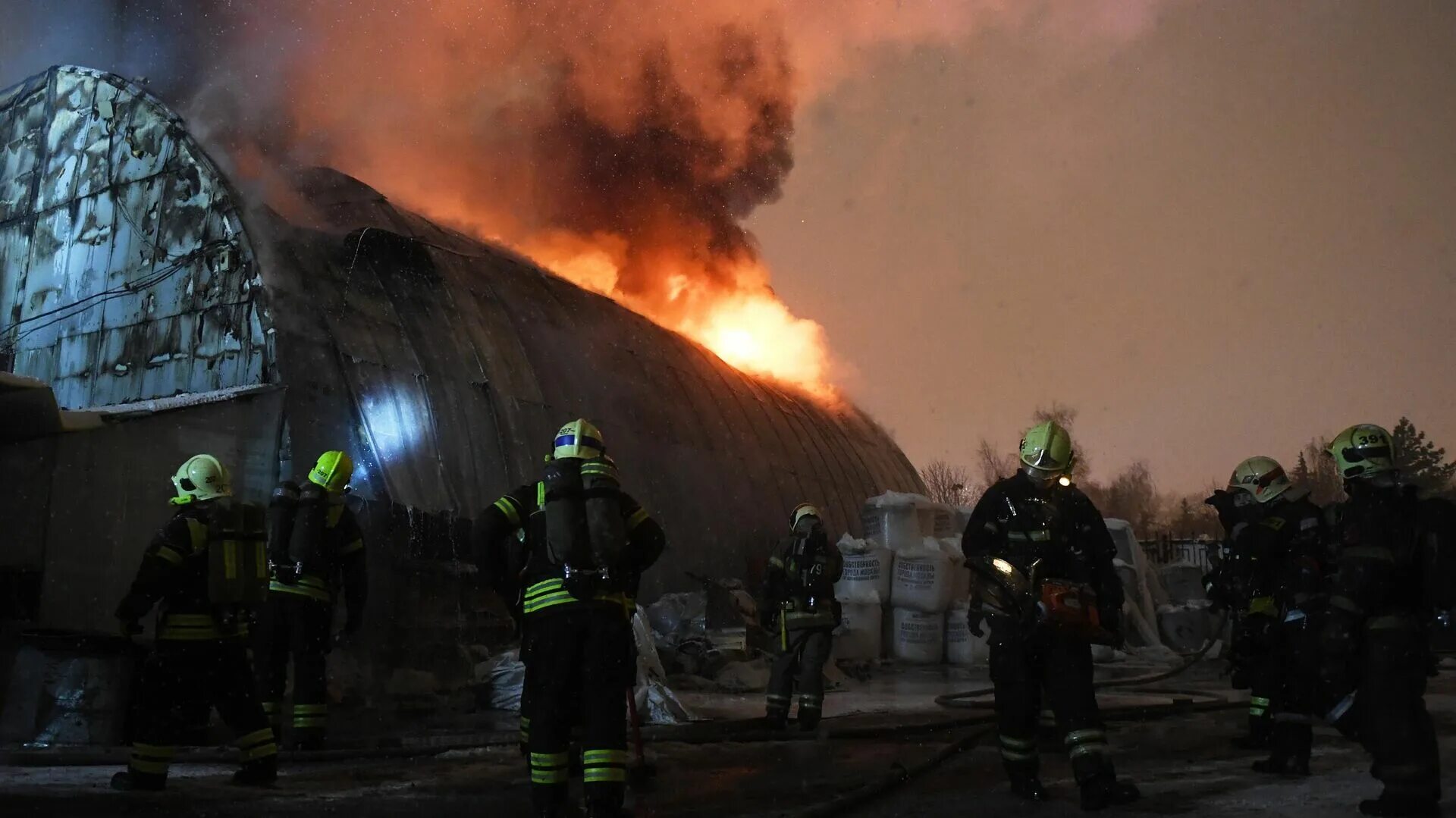 Горит парк. Пожар на горького. пожар в парке горького. пожар в москва сити. тушение пожара на крымском мосту.