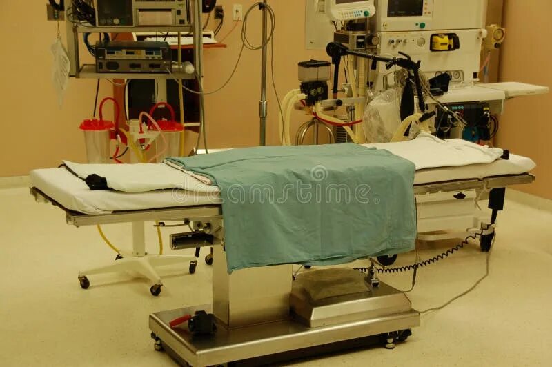 После операционный стол. Человек на операционном столе. Питание пациента после операции. После операционный стол. После операционный стол.