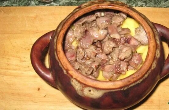 Куриные желудки с белыми грибами, тушеные в горшочке. Куриные желудки в горшочках. Желудочки в горшочке. Желудочки в горшочке. Картошка в горшочках с желудочками.