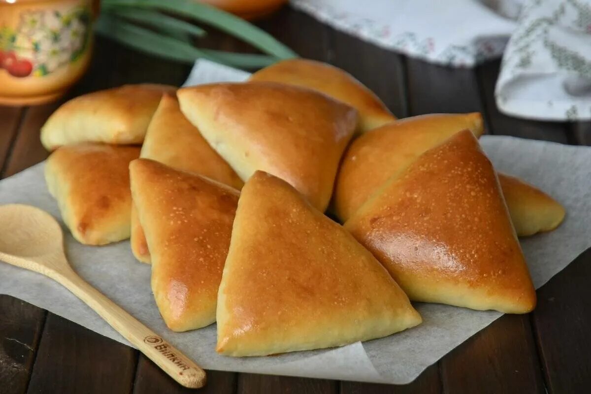 Дрожжевые пирожки с мясом рецепт. Пирожки из дрожжевого теста. Пирожки печеные из дрожжевого теста. Пирожки дрожжевые в духовке. Пирожки в духовке из дрожжевого теста.