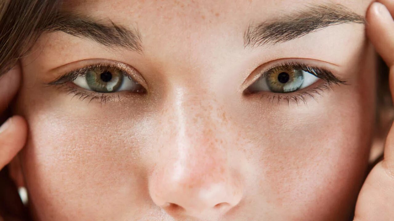 Девушка с кремом на лице. Сухой. Лицо косметология. Skin content. Сухая кожа.