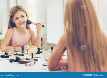 Включи девочка делает маленький
