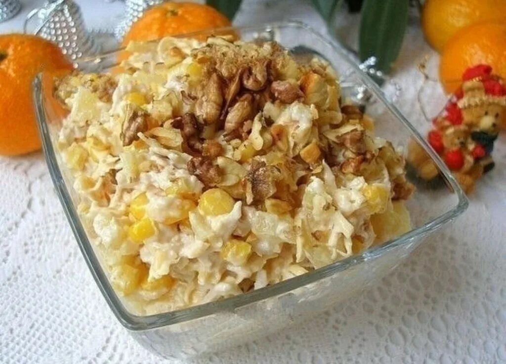 Салат с ананасом и курицей и грибами. Салат с ананасом и курицей и грецкими орехами. Салат курица ананас кукуруза грецкий орех. Салат из ананаса с курицей и сыром и кукурузой