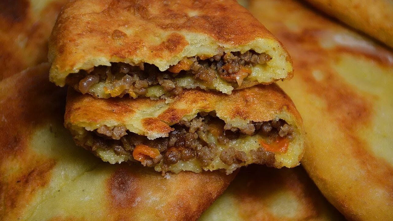Булочки с мясной начинкой. Пирог картошка-грибы. Начинка для картофельного теста. Пирожки с картошкой. Пирожки с мясом.