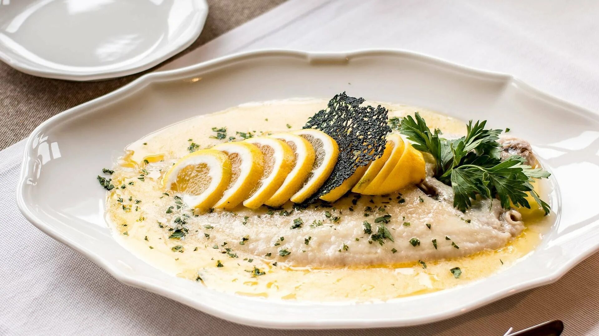 Палтус филе. Филе судака, в сметане с медом. Рыба припущенная осетрина. Судак филе припущенный. Семга в беконе.