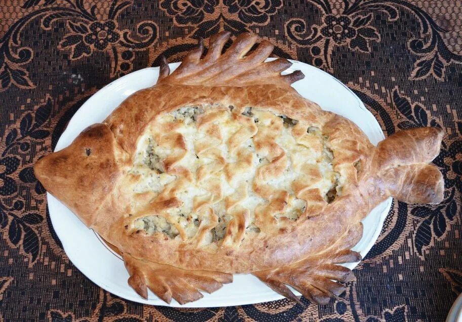 Пирог из зубатки в духовке. Пирог с зубаткой рецепт. Рыбная кулебяка. Пирог с зубаткой из дрожжевого теста. Зубатка на пироги.