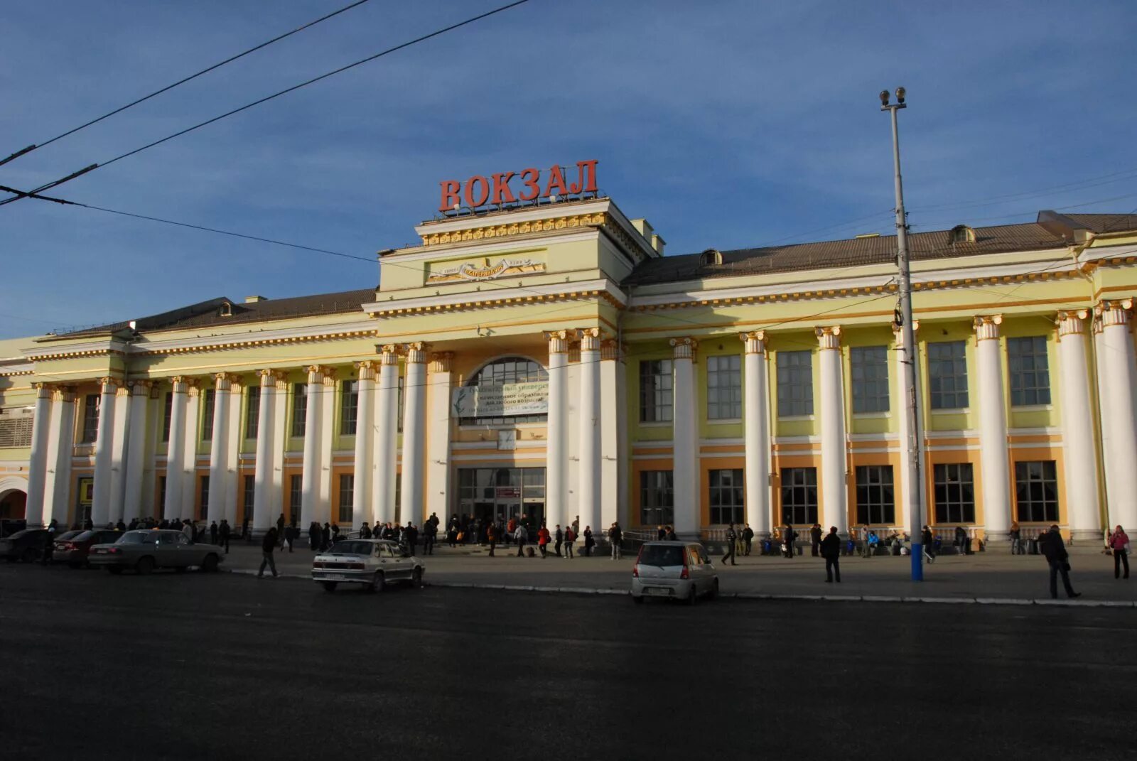 Ж/д вокзал екатеринбург. Екатеринбург железнодорожный вокзал улица. Пассажирский вокзал свжд екатеринбург. Жд вокзал свердловск. Екатеринбург железнодорожный вокзал улица.