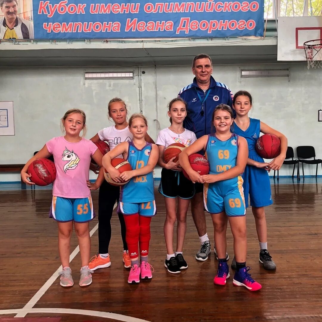 Спортивная газета плюс омск. Юрий Федоров тренер. Юрий Викторович тренер по детскому футболу г.Дзержинский фото так тик.