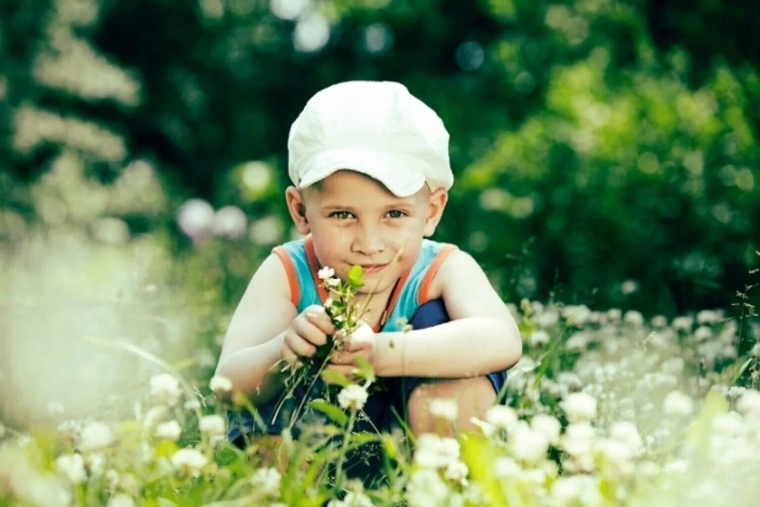 Девочка мальчика в саду видео. Девочка мальчика в саду видео. Мальчик за клевером. Мальчик и девочка в школе на ярком фоне. Мальчик с цветами.