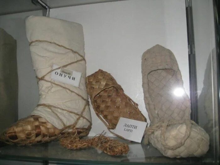 Лапти обмотки для ног. Онучи одежда в древней руси. Онучи и лапти. Лапти с онучами. Онучи портянки.