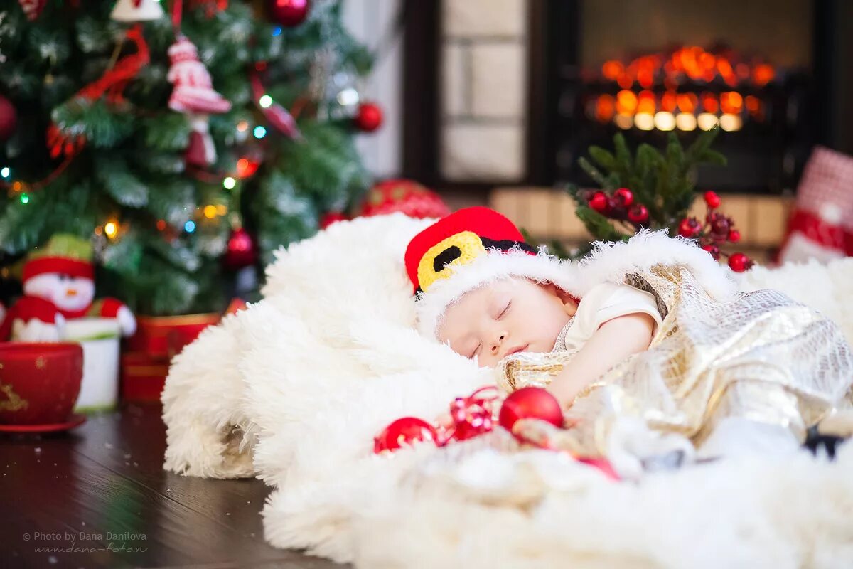 малыш под елочкой. новорожденных в новогодних в роддоме. младенец под елочкой. рождество и новорожденный. новорожденный под елкой.