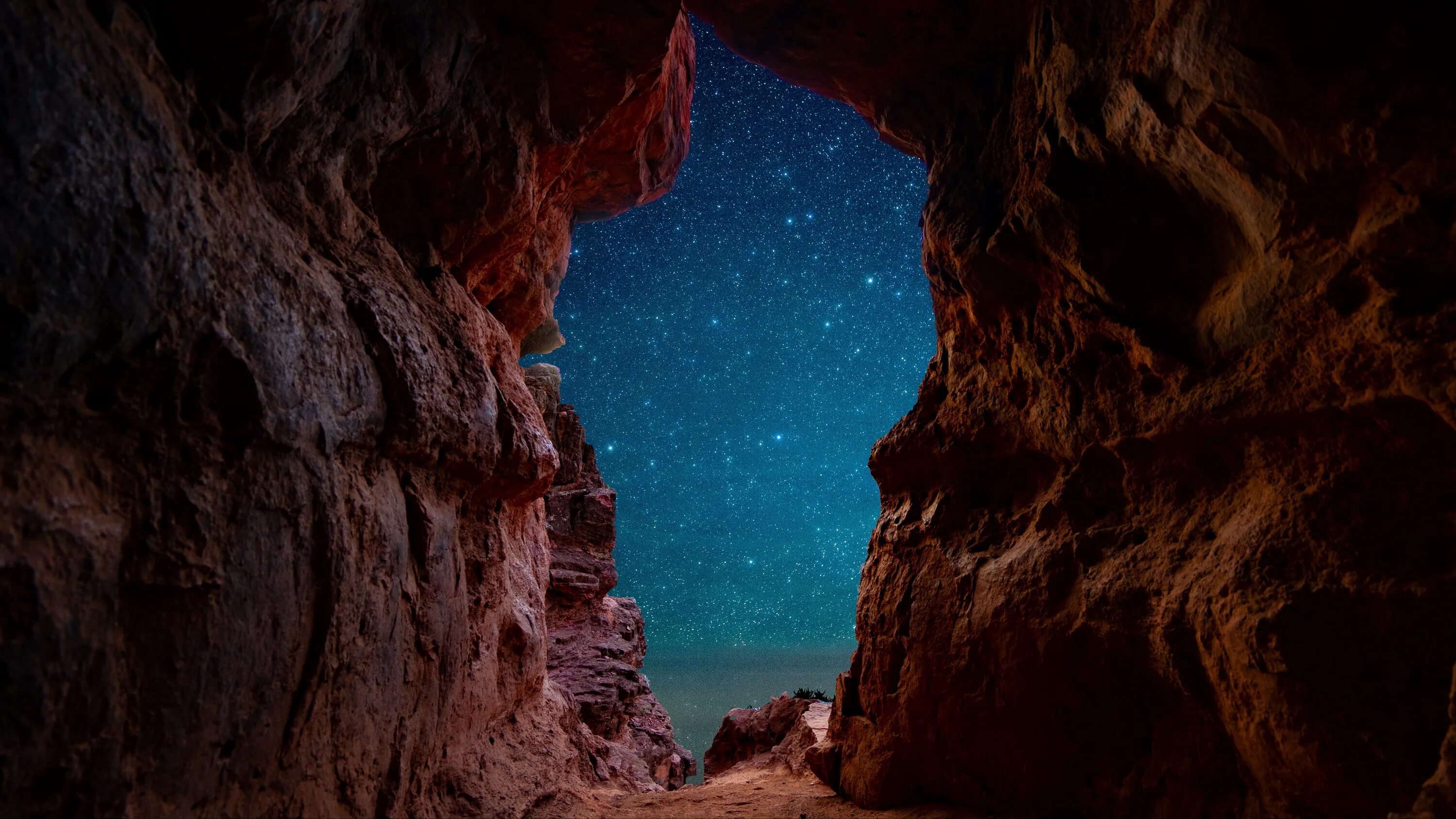 As the world caves in matt. Пещера Шондонг. Пещеры Гранд каньон полнолуние. Пещера в скале. Вид из пещеры.