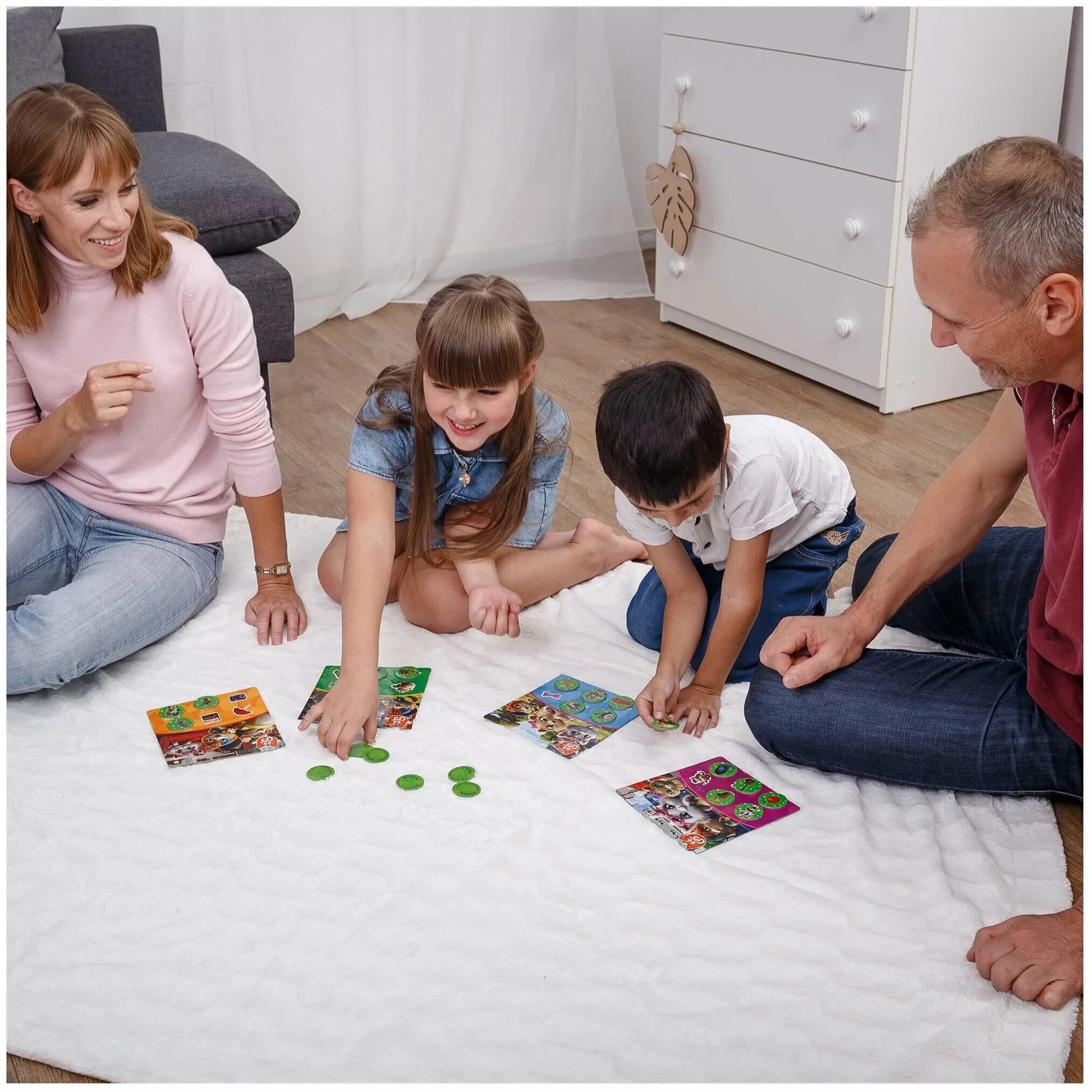 Настольные игры дома. Подростки играют в настольные игры. Настольные игры дома. Настольные игры для детей. Дети играющие в настолки.