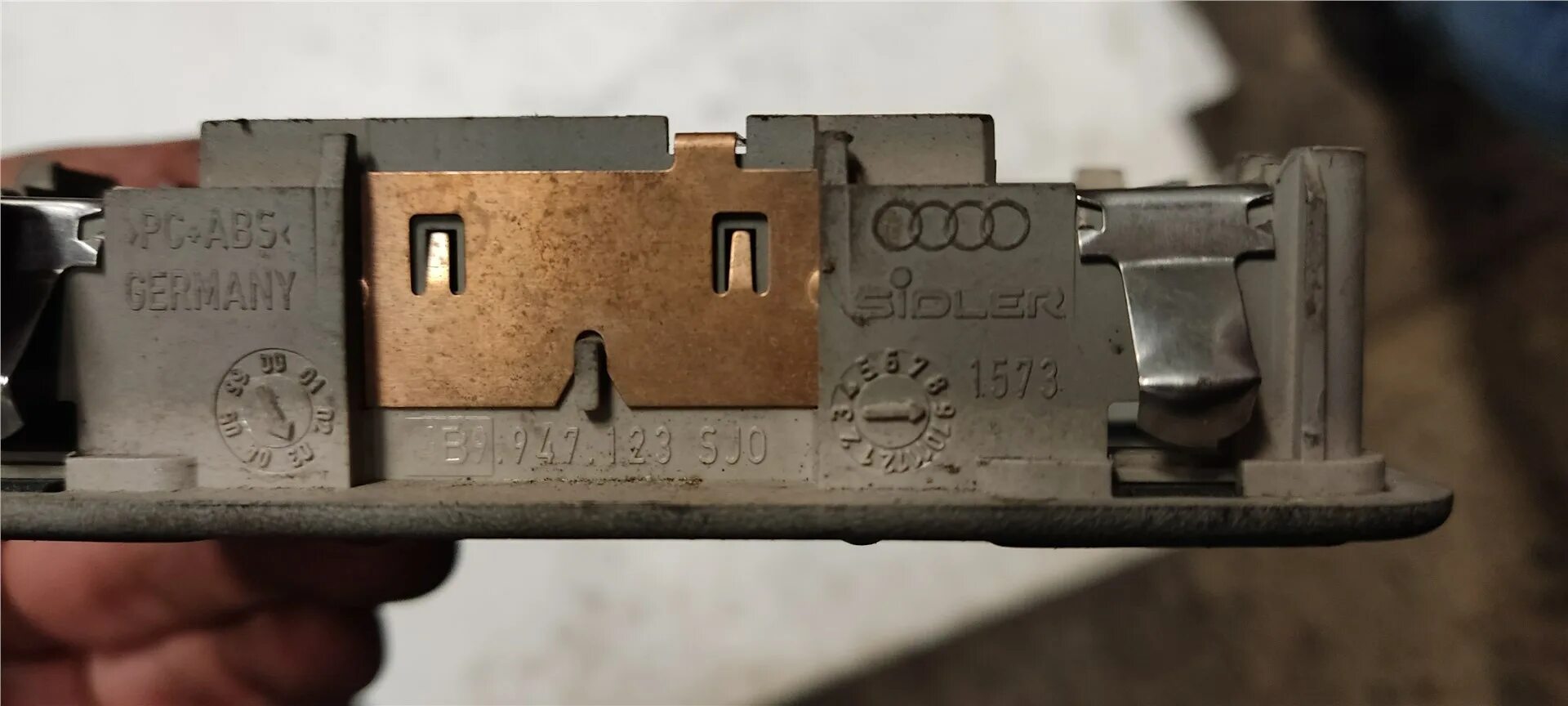 Плафон ауди а6 с5. С какой машины подходит фонарь салонный ауди 80.