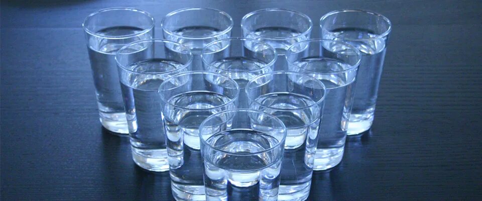 В банку входит 10 стаканов воды. 10 Стаканов воды. 10 Стаканов. 10 Стаканов чистой воды. Вода в Турции в стаканчиках.
