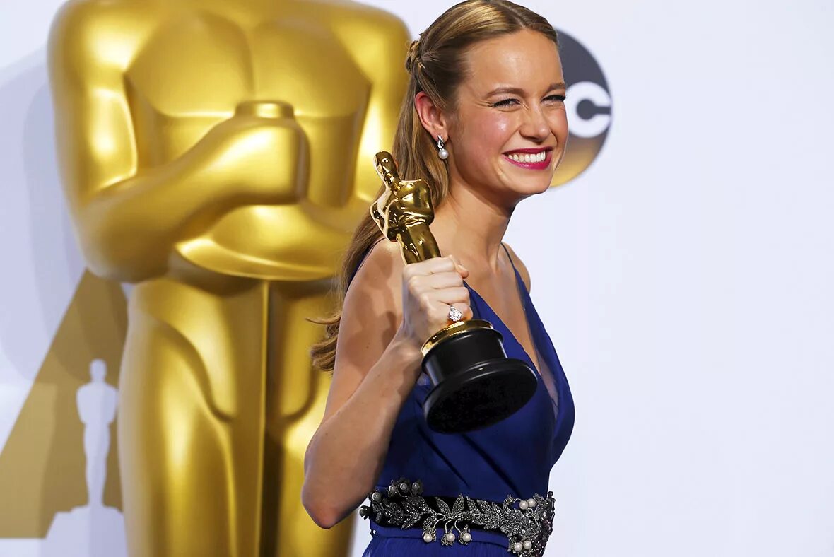 Оскар с субтитрами. Brie Larson Oscar 2016. Оскар Эмманюэль Зиглер. Оскар Харманн с женой. Вручение Оскара.