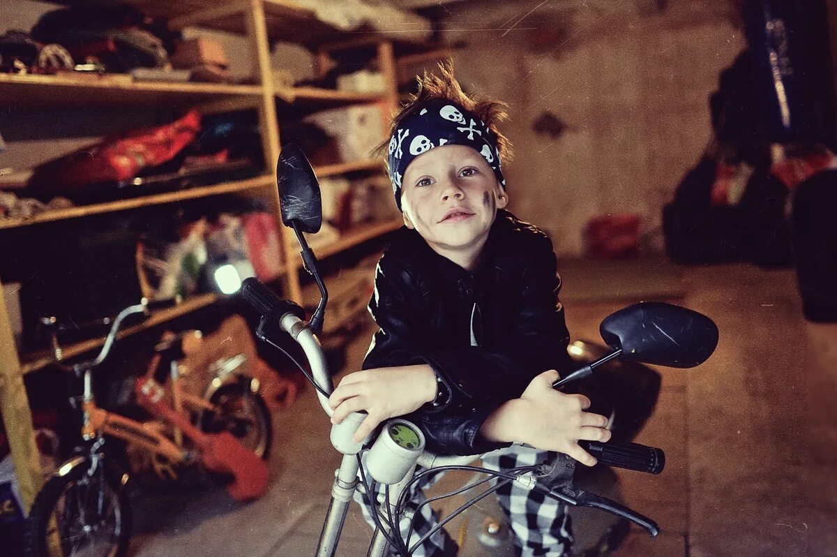 академик мальчики в гараже. мальчик в гараже. папа в гараже. мальчик ремонтирует машину. фотосессия в гараже мальчики.