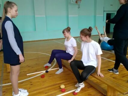 На уроке физкультуры учитель предлагает школьникам
