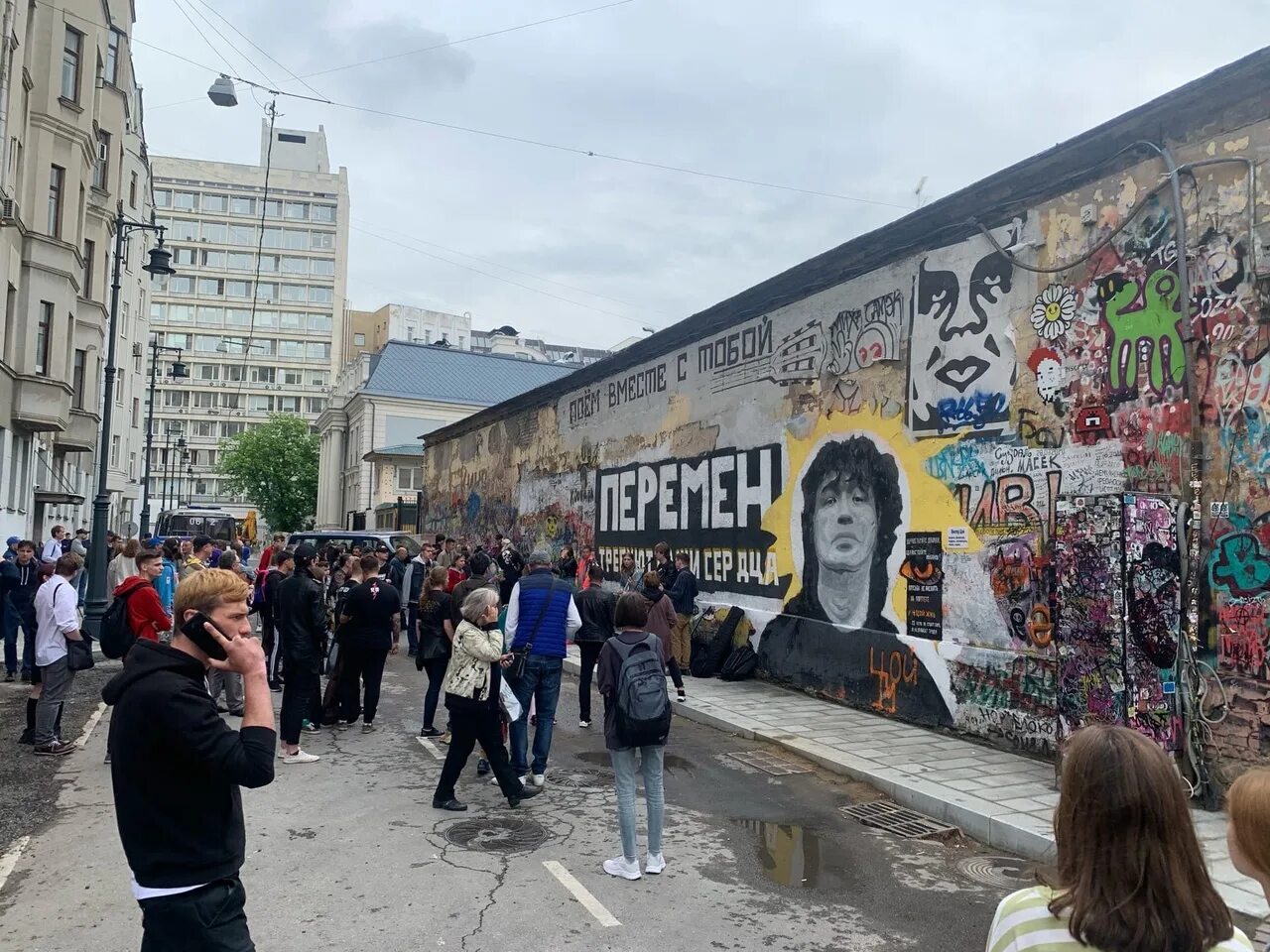 Стена цоя на арбате как добраться. Стена виктора цоя на арбате. стена виктора цоя на арбате 2025. стена виктора цоя в москве. стена памяти виктора цоя в москве.