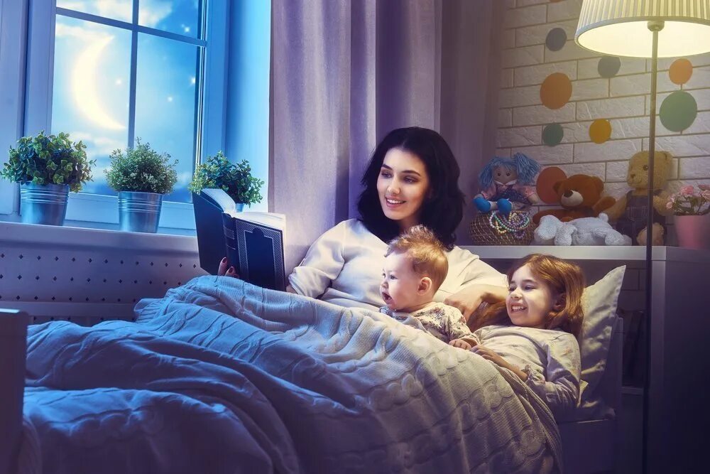 Читать на ночь. Чтение на ночь детям. Мама с ребенком перед сном. Ребенок перед сном. Мама рассказывает сказку.