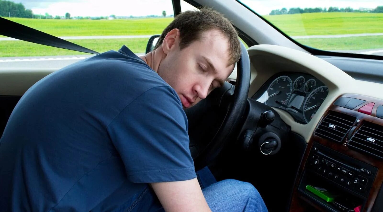 Drive a car sleep. Сонный водитель. Спящий водитель. Уставший водитель. Сон за рулем.