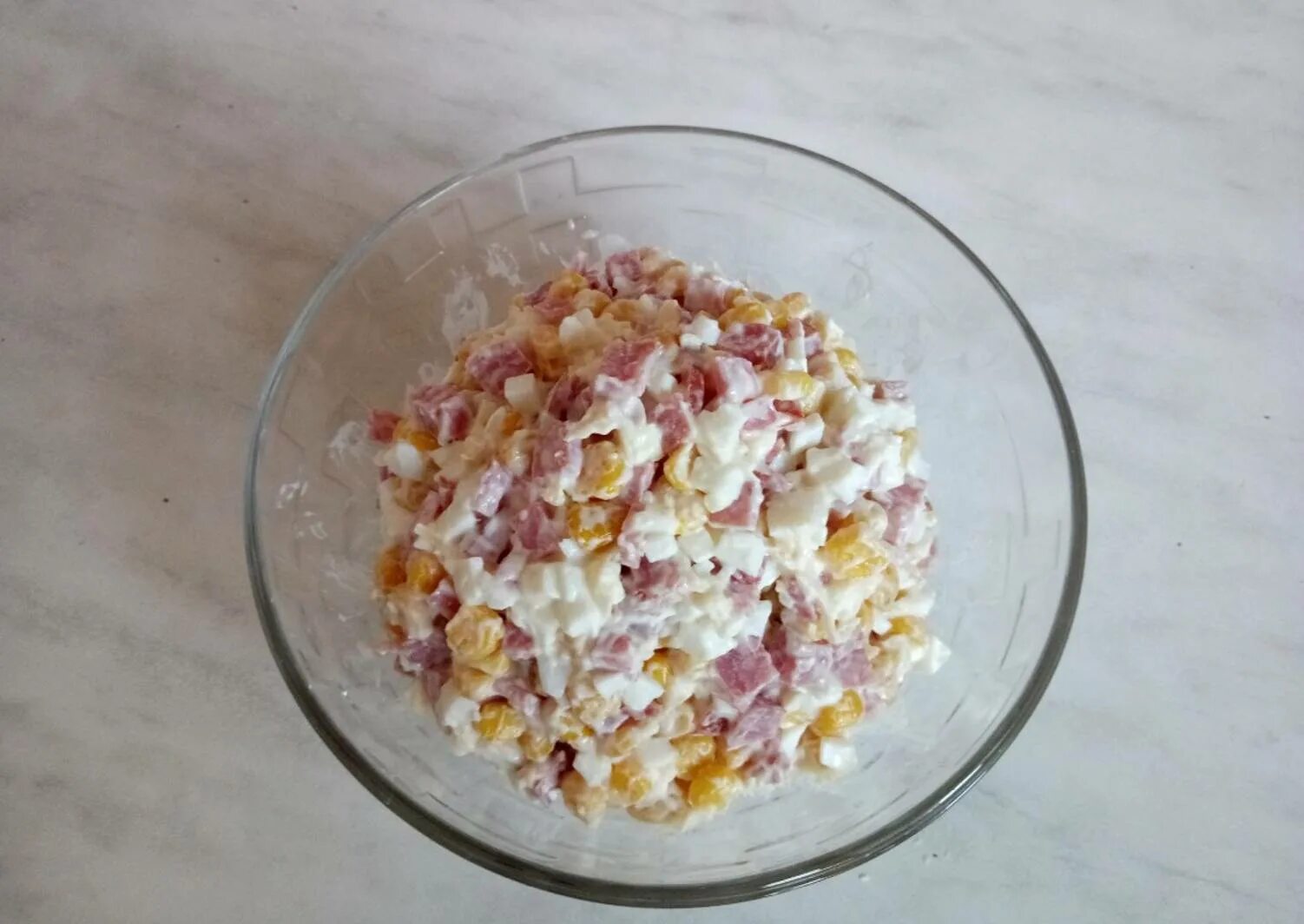 Макароны с крабовыми палочками. Спагетти с яйцом и сыром. Салат с роллтоном и крабовыми. Салат из лапши роллтон с колбасой. Салат с роллтоном и крабовыми.