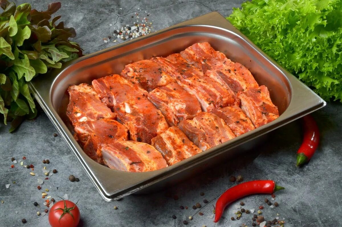 Как быстро замариновать мясо для шашлыка. Маринад для свинины. мясо в маринаде. маринованное мясо. ребрышки в маринаде.