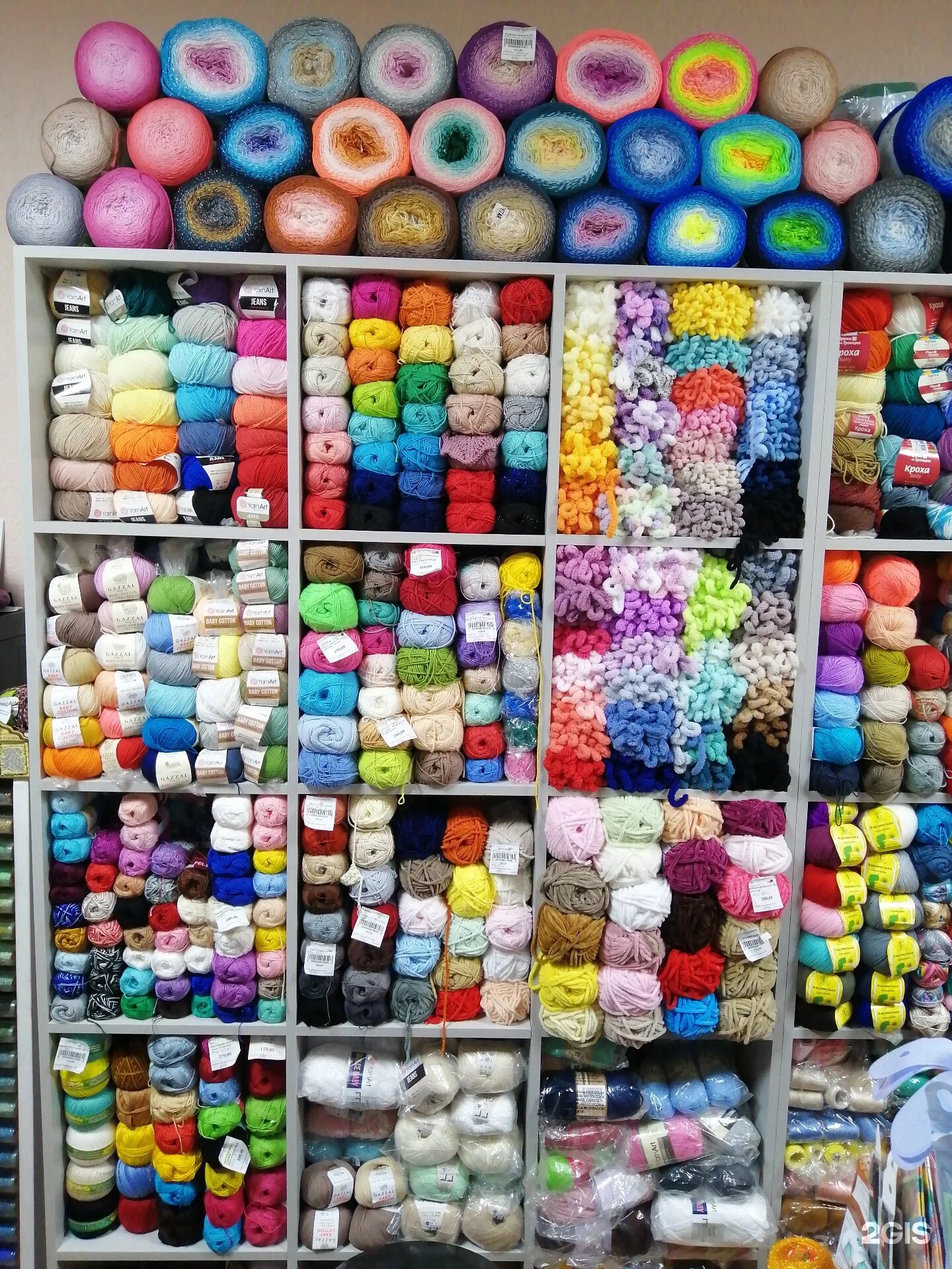 работающие магазины рукоделия. ассортимент магазина рукоделия. магазин товаров для рукоделия. работающие магазины рукоделия. витрина для фурнитуры швейной.