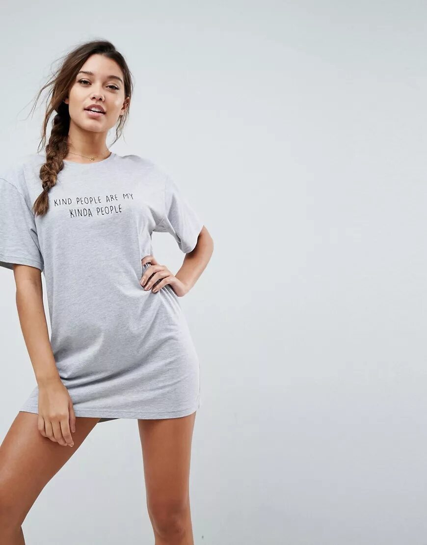 Аришка миронова модель самара. Тейлор хилл в ночнушке. Девушки в длинной майке. Футболка девушка. Девушка в длинной майке.