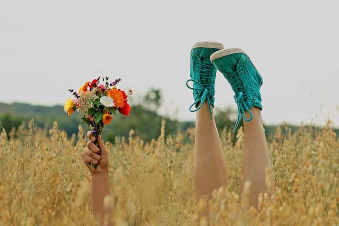 Фотосессия в цветах. Ноги из травы. Позитивное лето. Лето счастье.