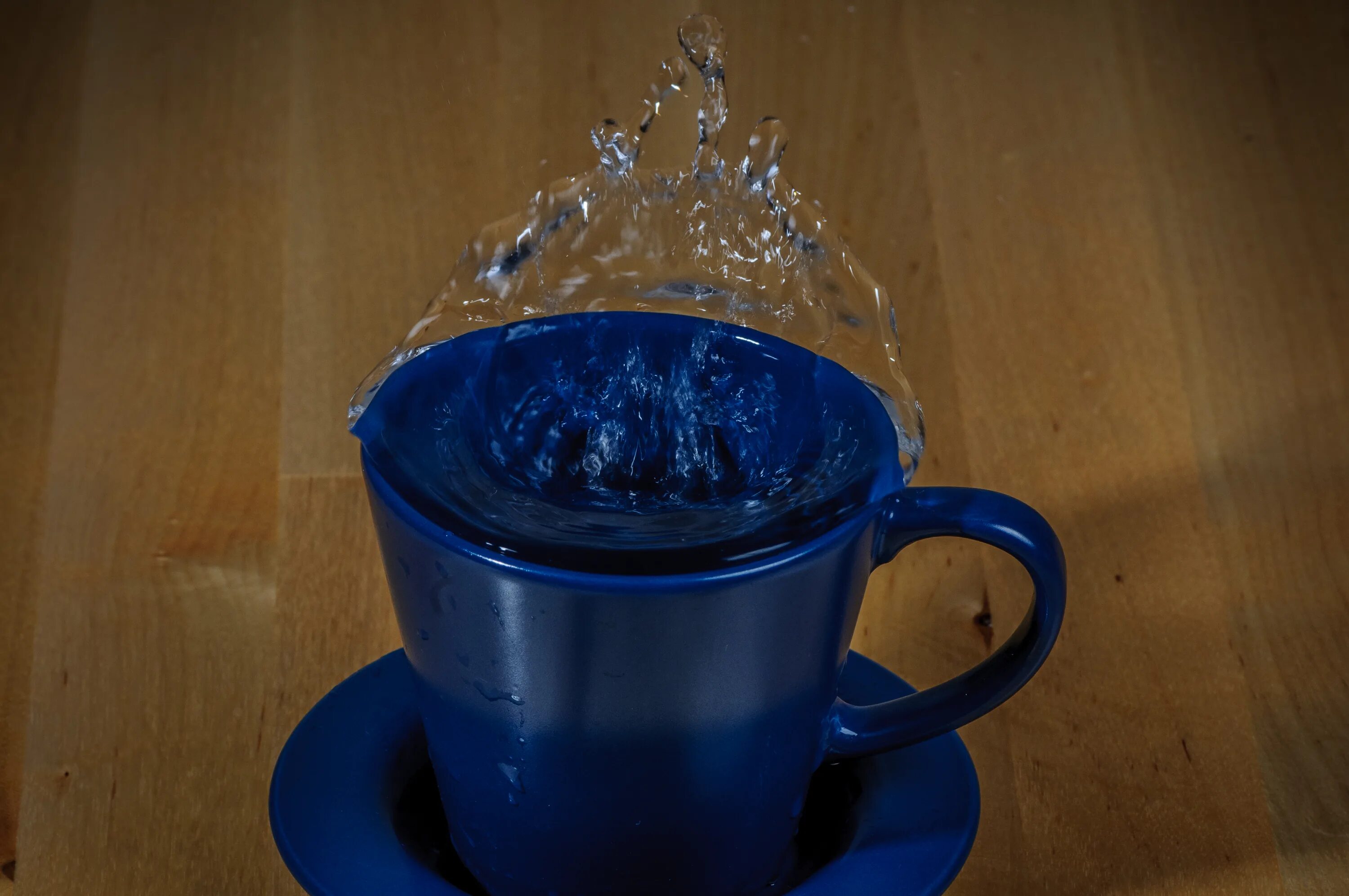 Громадная голубая чаша. Синяя чашка. Кофейные чашки голубые. Синяя Кружка с кофе. Чашка синий кобальт.